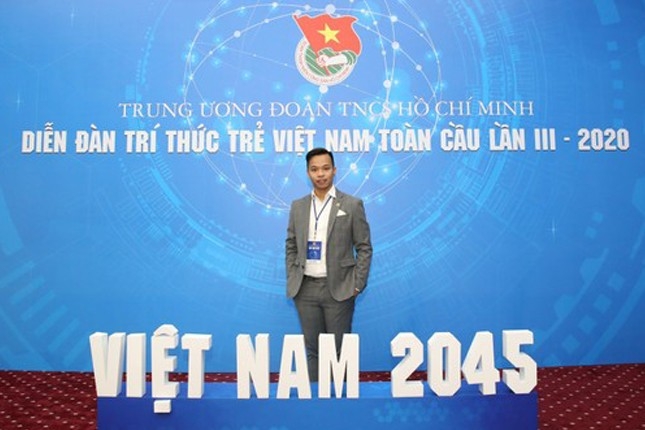 Đại biểu TS. Lê Kim Hùng với 02 bằng độc quyền sáng chế quốc tế.