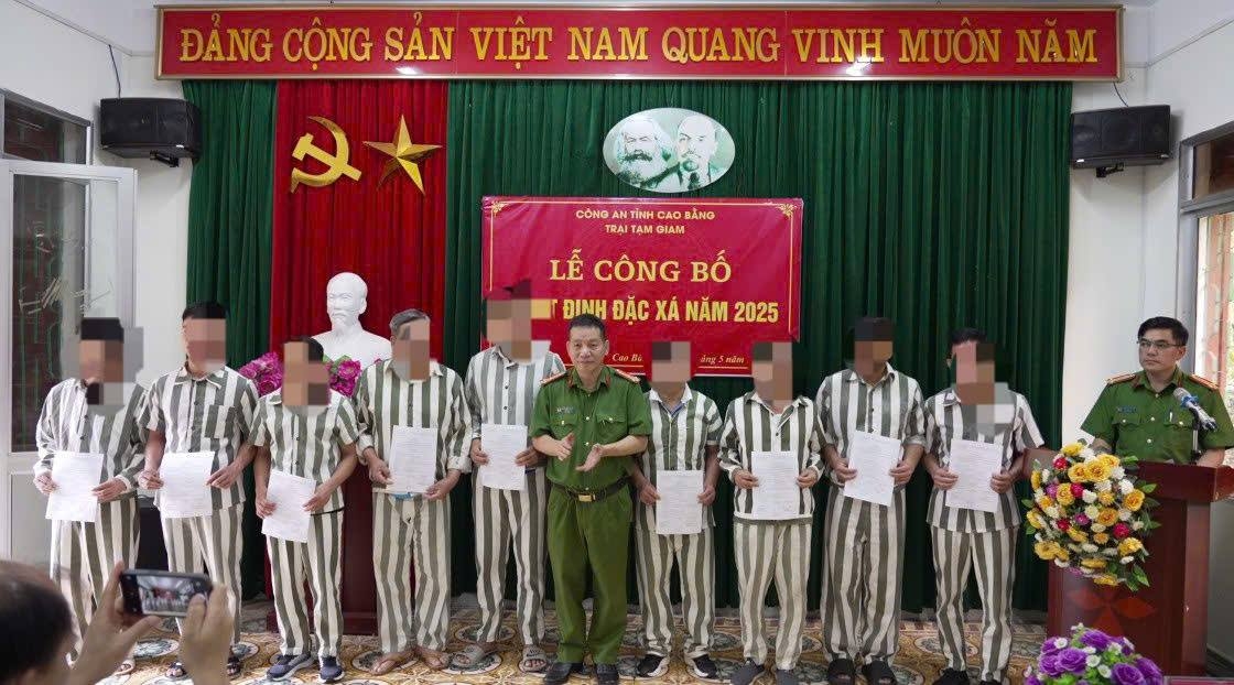 Trao quyết định đặc xá cho các phạm nhân. (Ảnh; Công an Cao Bằng)