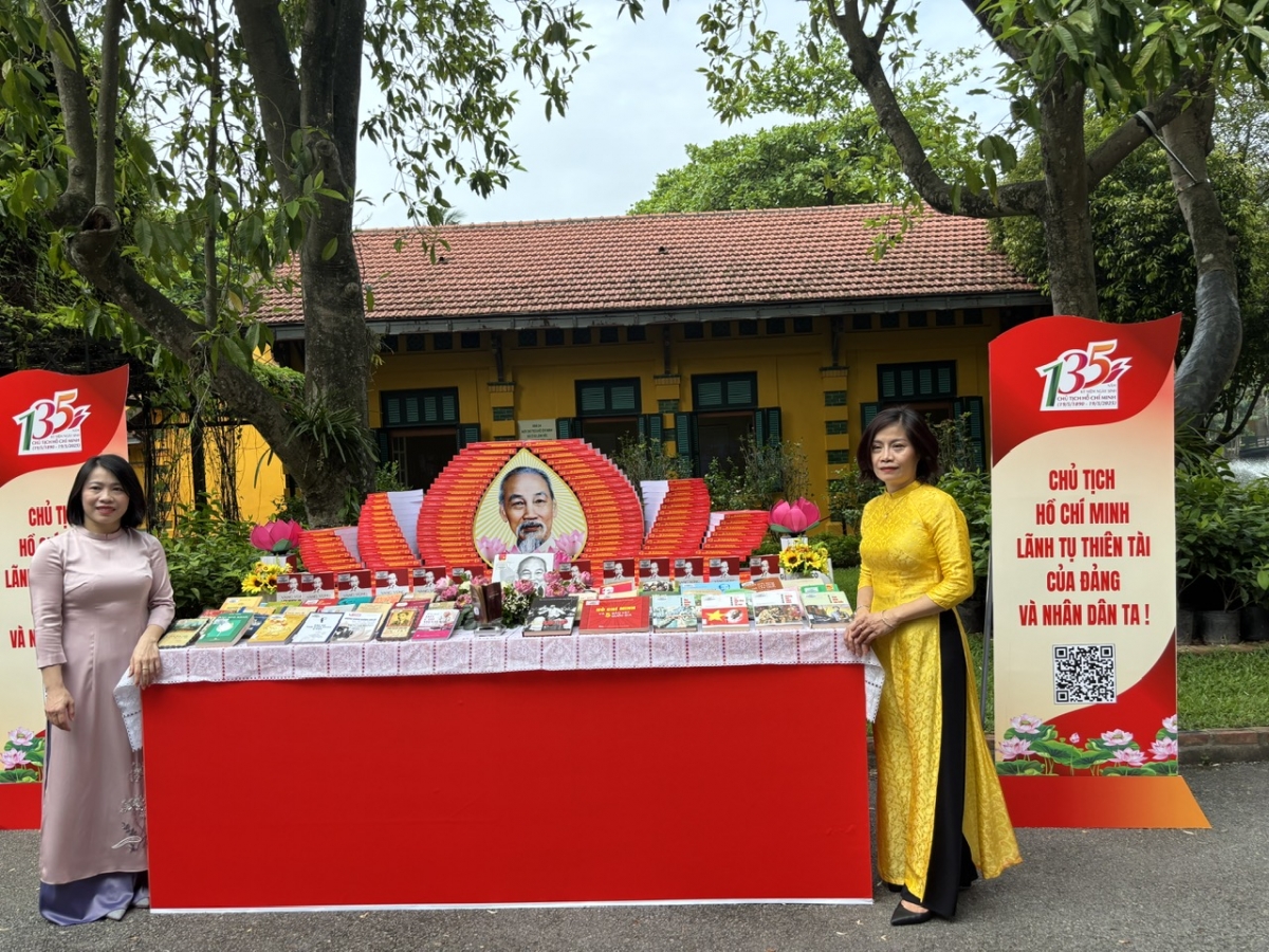 Nơi trưng bày sách về Hồ Chủ tịch.