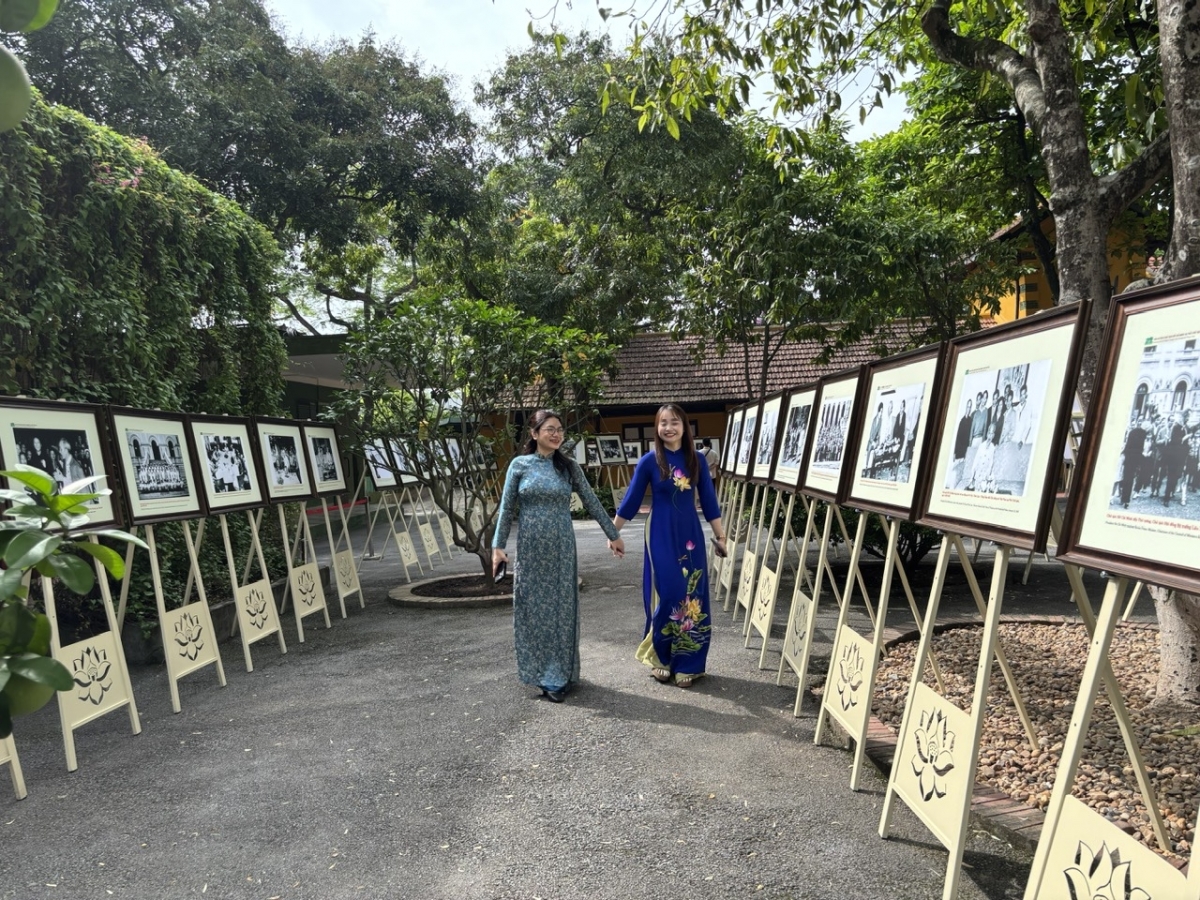 Một góc triển lãm 135 ảnh tư liệu Bác Hồ tại Khu Phủ Chủ tịch (1954 - 1969)