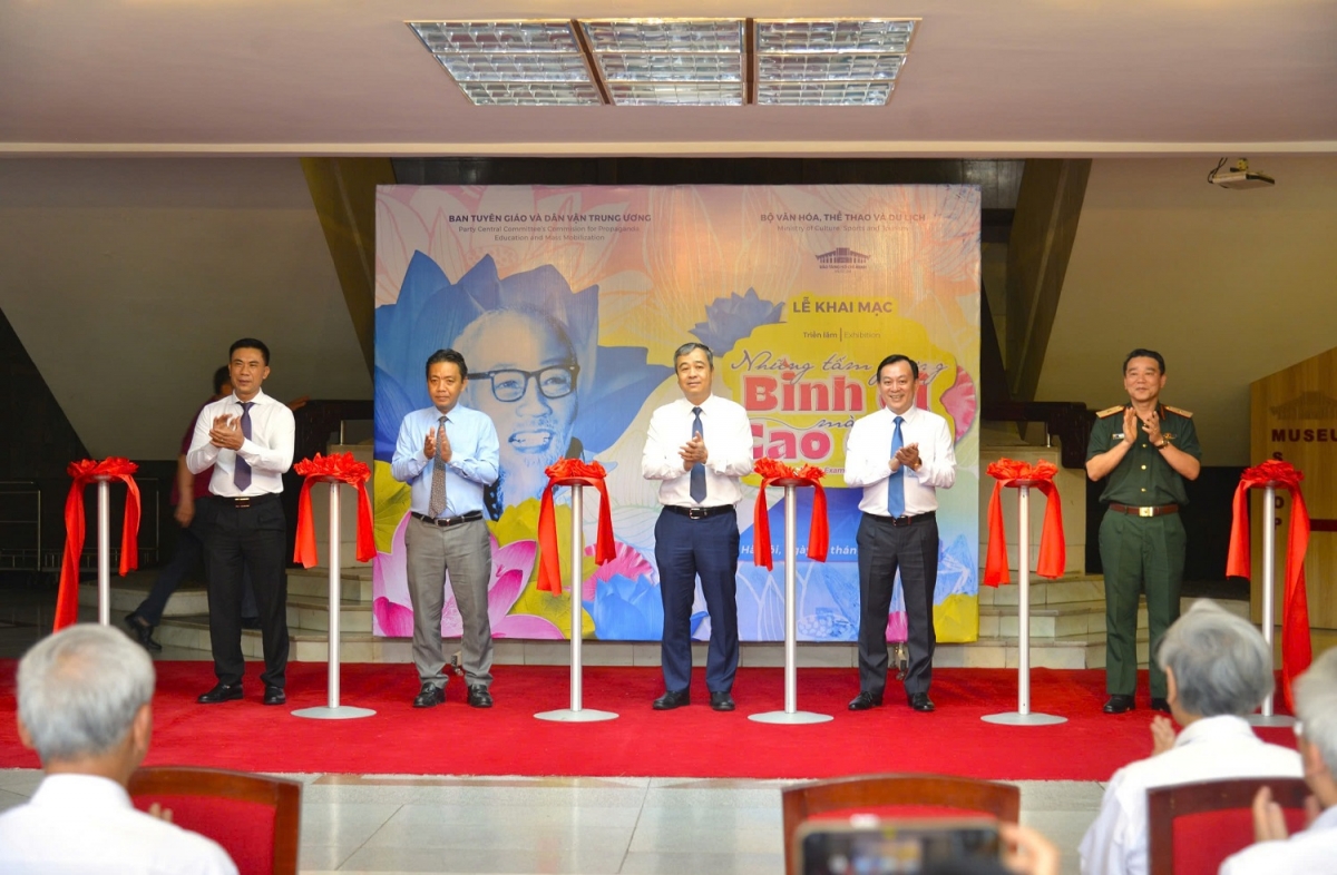 Các đại biểu cắt băng khai mạc triển lãm "Những tấm gương bình dị mà cao quý" năm 2025 (ảnh Bảo tàng Hồ Chí Minh)