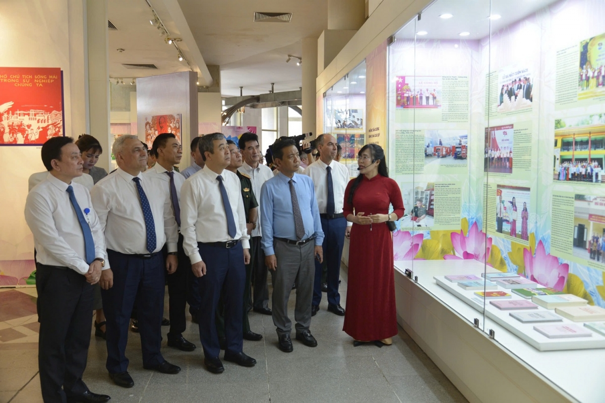 Các đại biểu tham quan triển lãm  (ảnh Bảo tàng Hồ Chí Minh)