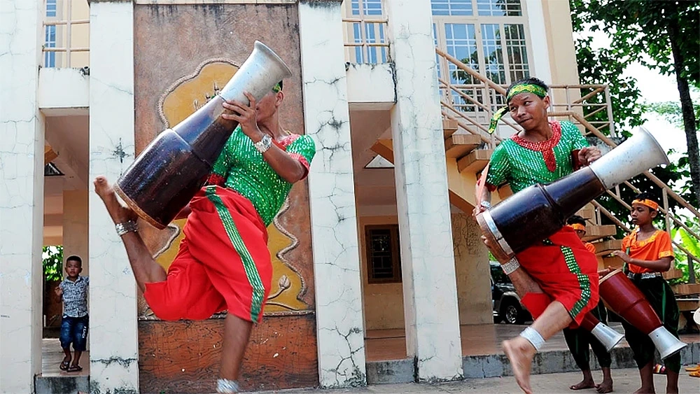 Múa trống Chhay-dăm là một điệu múa dân gian độc đáo, là loại hình sân khâu đặc biệt, gắn bó mật thiết với đồng bào dân tộc Khmer