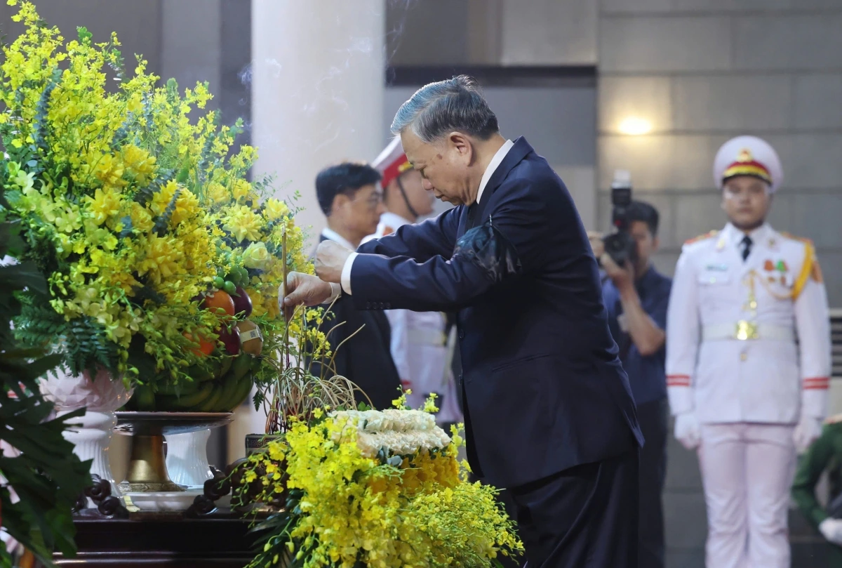 Tổng Bí Thư Tô Lâm thắp hương tiễn biệt nguyên chủ tịch nước Trần Đức Lương. Tổng Bí thư Tô Lâm viết trong sổ tang:"Vô cùng thương tiếc đồng chí Trần Đức Lương - người đảng viên cộng sản trung kiên, nhà lãnh đạo tận tụy, mẫu mực, người con ưu tú của quê hương Quảng Ngãi anh hùng, giàu truyền thống cách mạng. Đồng chí Trần Đức Lương đã cống hiến trọn đời mình cho sự nghiệp cách mạng của Đảng và dân tộc. Trên mọi cương vị công tác, đồng chí luôn thể hiện bản lĩnh chính trị vững vàng, phẩm chất đạo đức trong sáng, có phương pháp làm việc khoa học, tận tụy; có lối sống giản dị, khiêm tốn, gần gũi với đồng chí, anh em, với nhân dân… được đồng chí, anh em, bạn bè và nhân dân kính trọng. Đồng chí mất đi là một tổn thất to lớn đối với Đảng, Nhà nước và nhân dân ta".