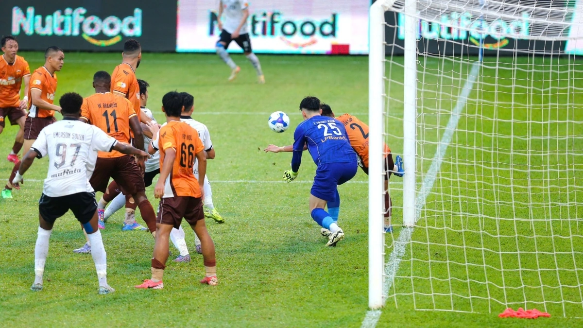 Hai đội thi đấu giằng co.