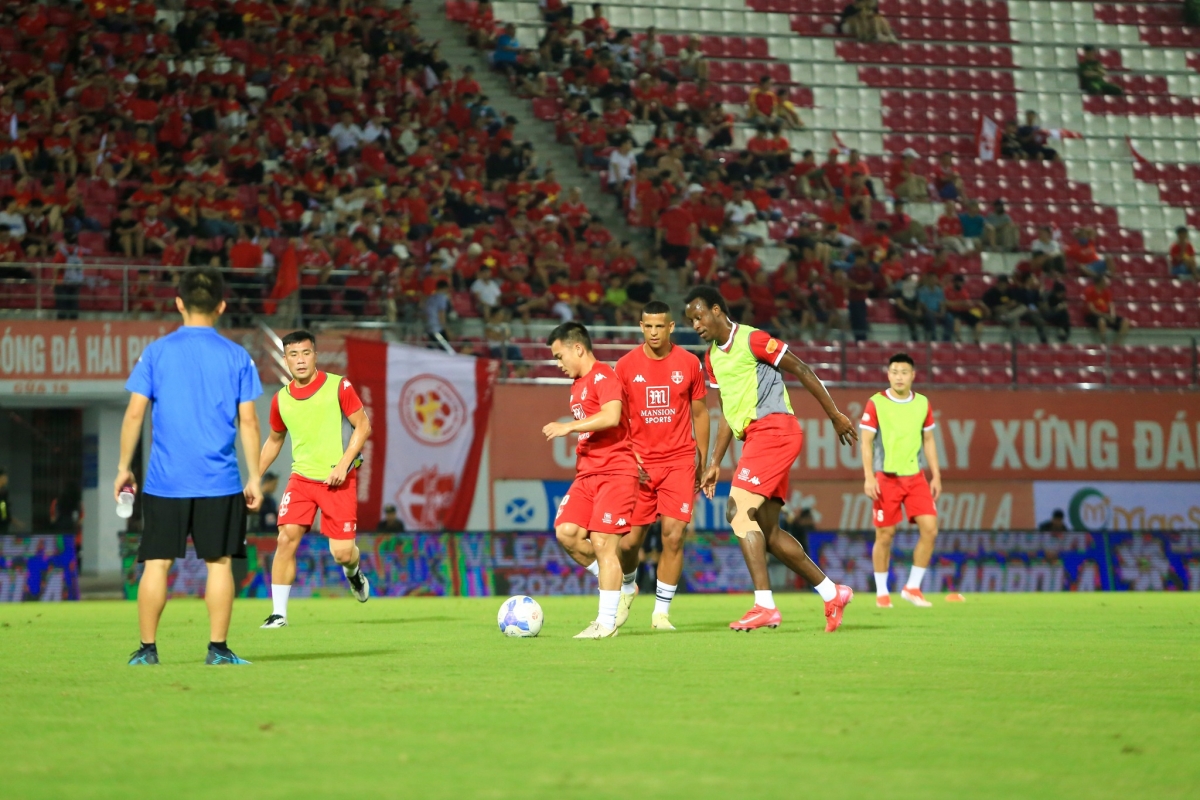Khá đông CĐV đến sân Lạch Tray theo dõi trận đấu. (Ảnh: HPFC). 
