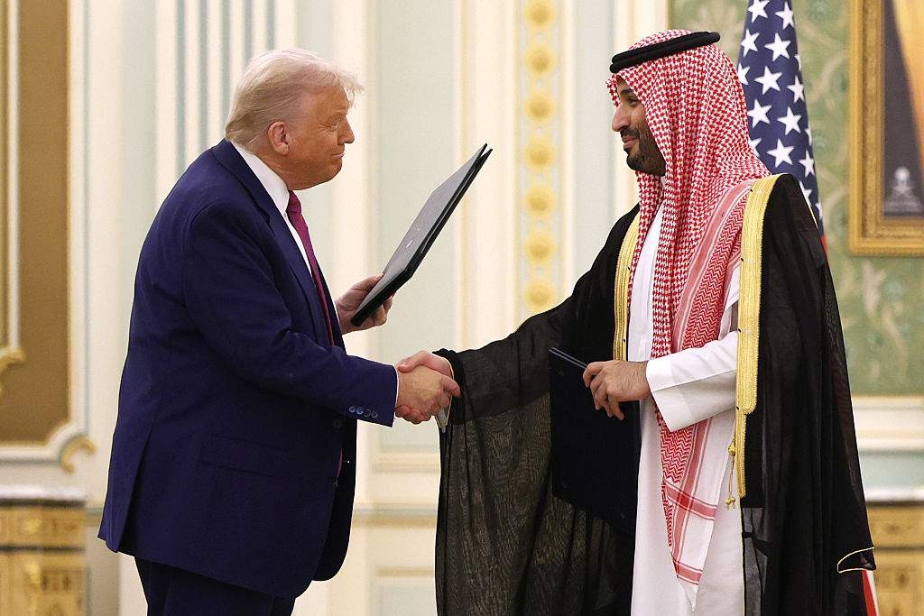 Tổng thống Mỹ Donald Trump và Thái tử Saudi Arabia Mohammed bin Salman cùng dự một buổi lễ ký kết thỏa thuận ở Riyadh ngày 13/5. Ảnh: Reuters