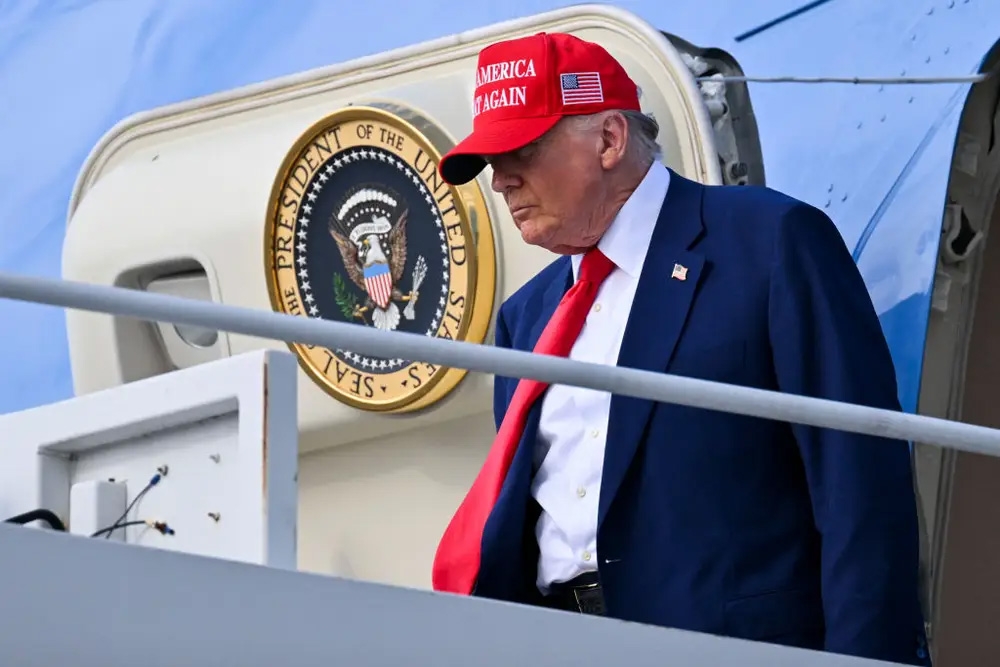 Tổng thống Mỹ Donald Trump bước xuống từ chuyên cơ Không Lực Một. Ảnh: Getty