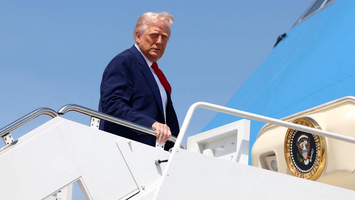 Tổng thống Mỹ Donald Trump lên chuyên cơ Không Lực Một. Ảnh: Reuters