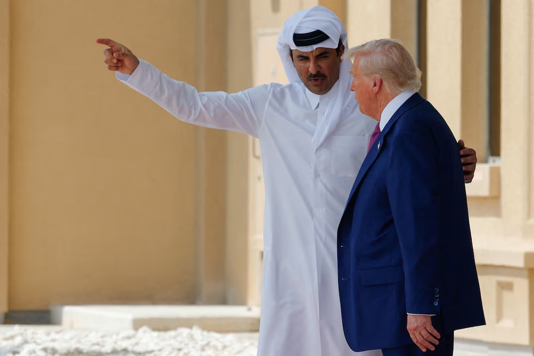 Tổng thống Mỹ Donald Trump trò chuyện với Quốc vương Qatar Tamim bin Hamad Al Thani trước khi lên chuyên cơ Không Lực Một để đến UAE, ngày 15/5/2025. Ảnh: Reuters