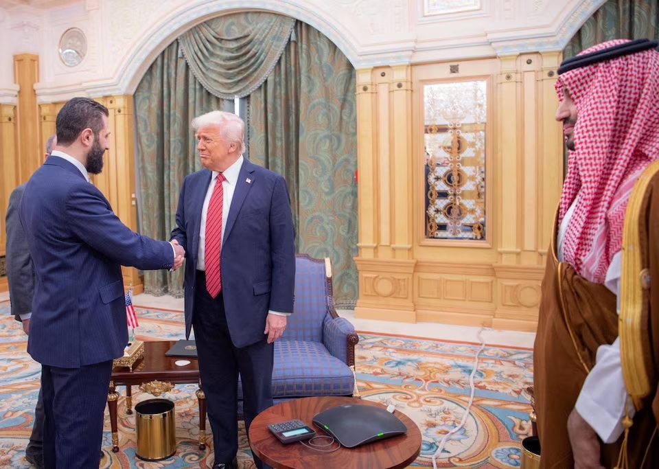 Tổng thống Mỹ Donald Trump bắt tay Tổng thống Syria Ahmed al-Sharaa ở Riyadh, Saudi Arabia ngày 14/5/2025. Ảnh: Saudi Press Agency