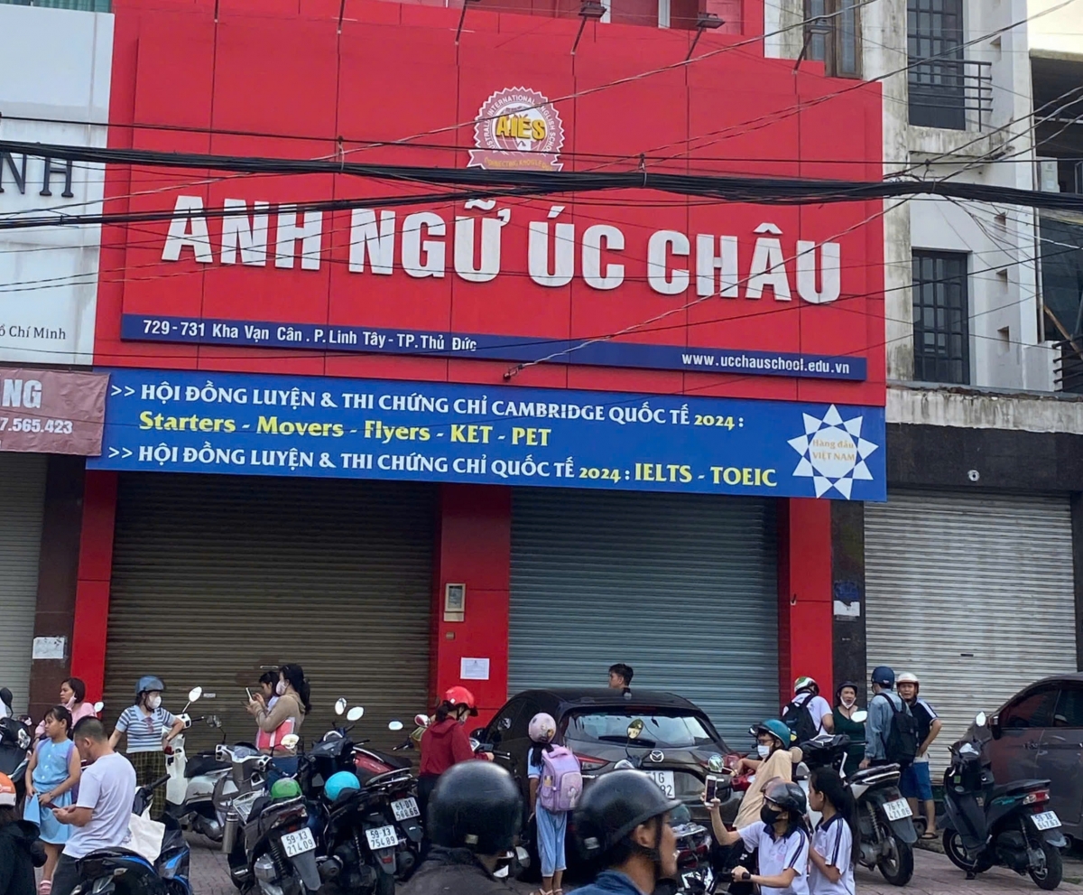 Phụ huynh tập trung trước Trung tâm Anh ngữ Úc Châu, cơ sở Kha Vạn Cân chiều 15/5 (ảnh: phụ huynh cung cấp)
