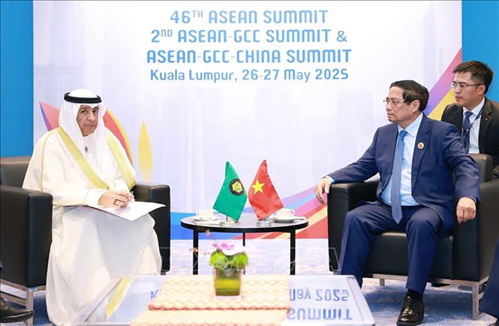 Thủ tướng Phạm Minh Chính gặp Tổng thư ký Hội đồng Hợp tác vùng Vịnh (GCC) Jasem Al Budaiwi. Ảnh: TTXVN