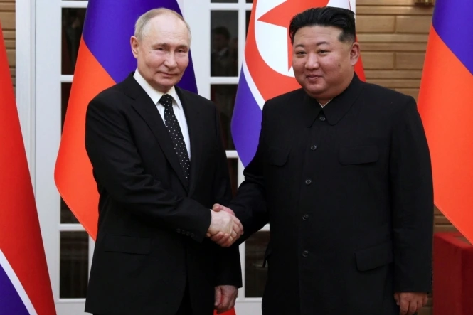Tổng thống Nga Vladimir Putin và nhà lãnh đạo Triều Tiên Kim Jong Un trong cuộc gặp tại Bình Nhưỡng. (Ảnh: Reuters).