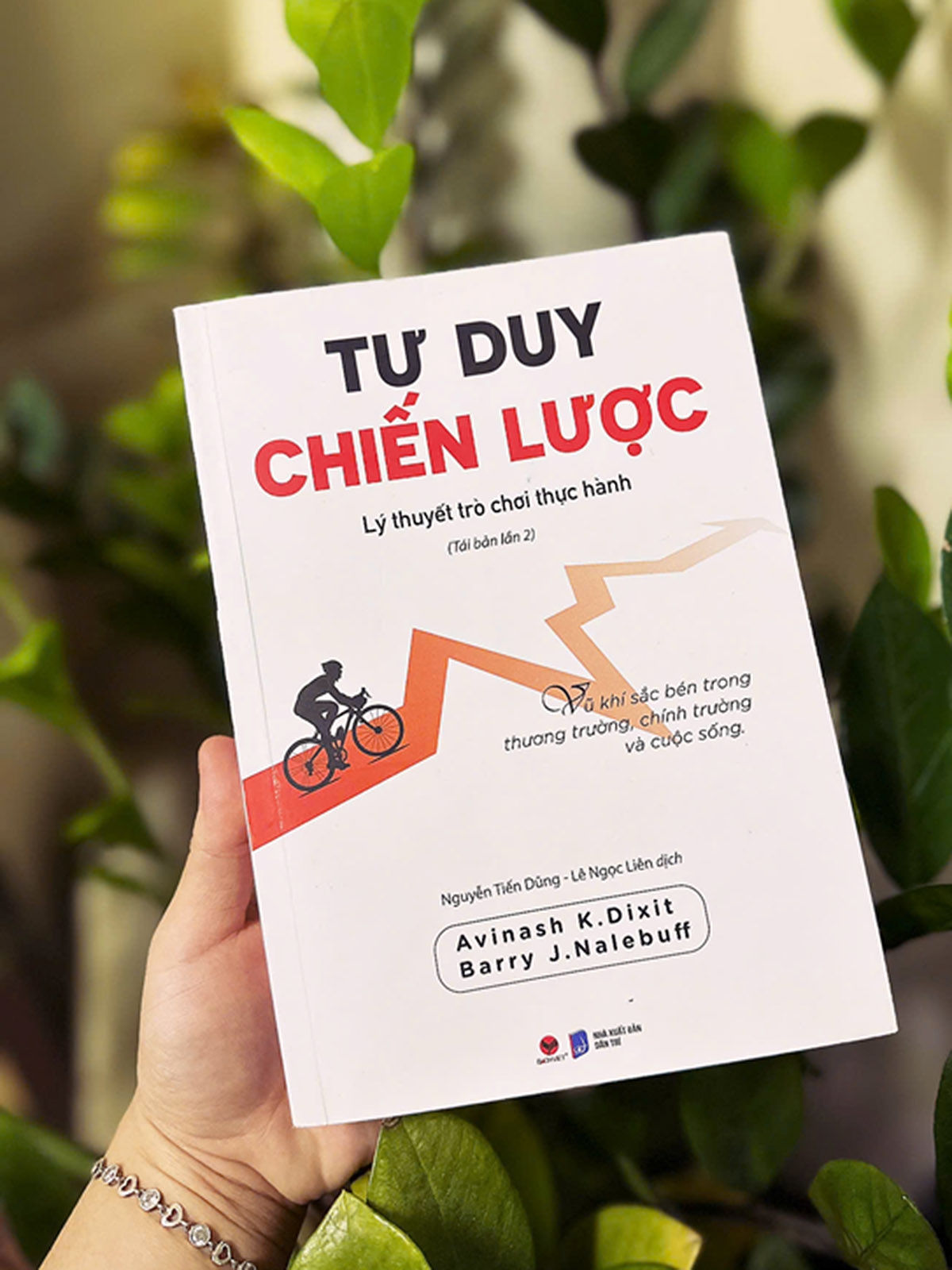 “Tư duy chiến lược” - Tác giả: Avinash K. Dixit và Barry J. Nalebuff; Dịch giả: Nguyễn Tiến Dũng và Lê Ngọc Liên. Ảnh: Bách Việt