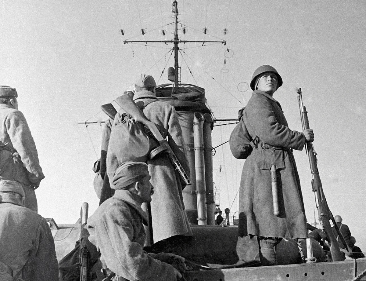 Lính Liên Xô trên tuần dương hạm Crimea Đỏ lên đường tiếp viện cho lực lượng bảo vệ Sevastopol. Ảnh: Sputnik