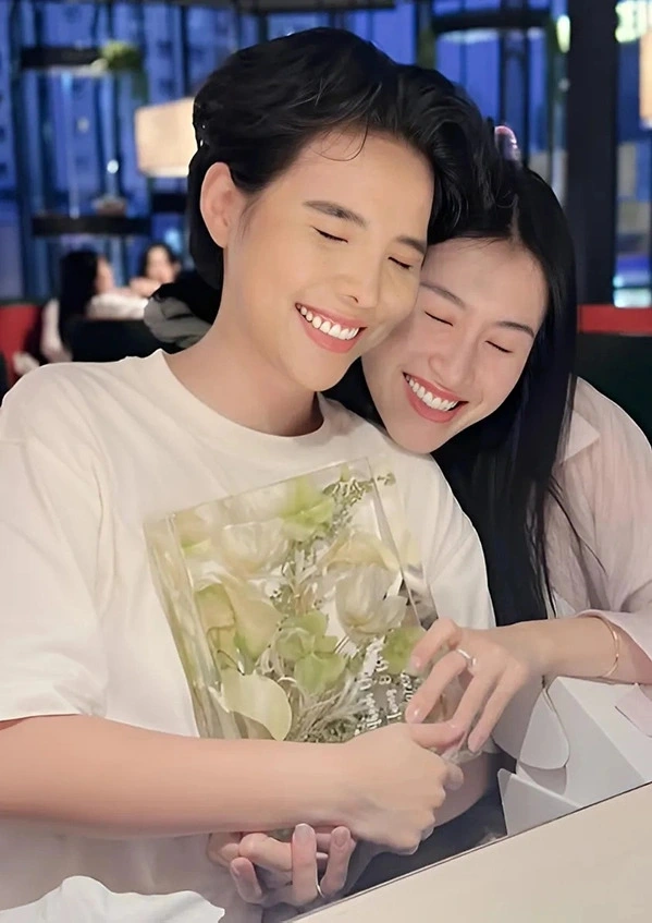 Vũ Cát Tường khoe ảnh tình tứ bên bạn đời Thu Trang, kỷ niệm ba tháng cả hai về chung nhà, cùng xây tổ ấm.
