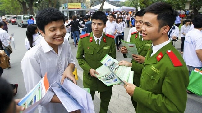 Thí sinh học tại các trường thuộc khối Công an và Quân đội được miễn 100% học phí .