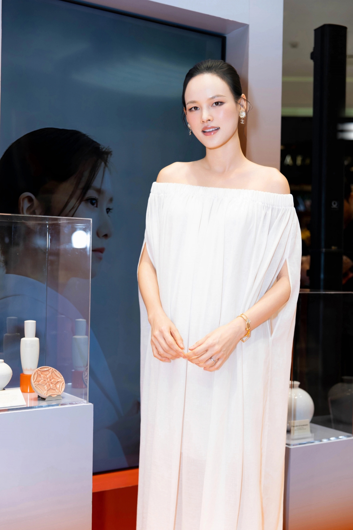 Tuyết Lan chọn chiếc váy bầu theo phong cách thanh lịch khi dự sự kiện Gốm sắc xuân thì. Sau chuyến nghỉ ngơi ở châu Âu cùng ông xã, người mẫu về Hà Nội.