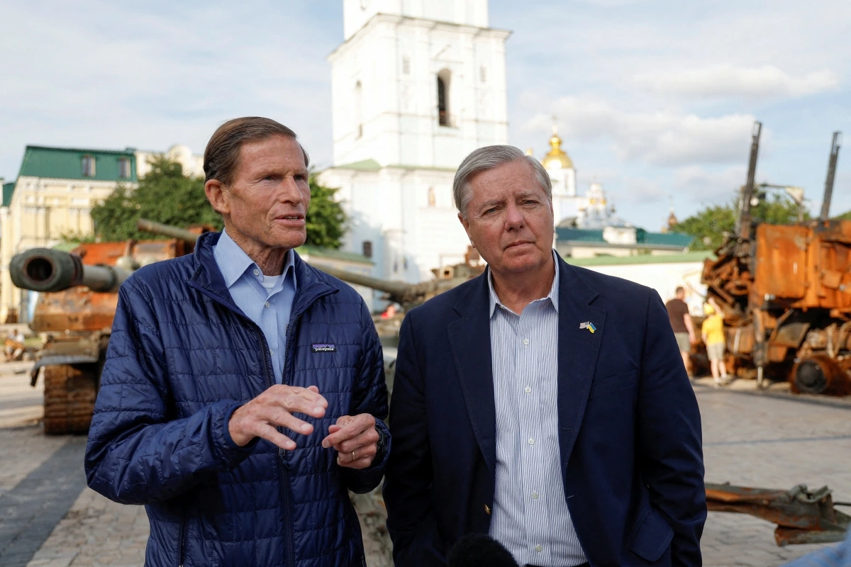 Thượng nghị sĩ Mỹ Lindsey Graham (phải) và Thượng nghị sĩ Richard Blumenthal. Ảnh: Reuters