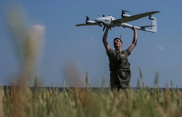 Binh sỹ Ukraine ở tỉnh Kharkov phóng UAV về phía các vị trí của binh sĩ Nga. Ảnh: Reuters