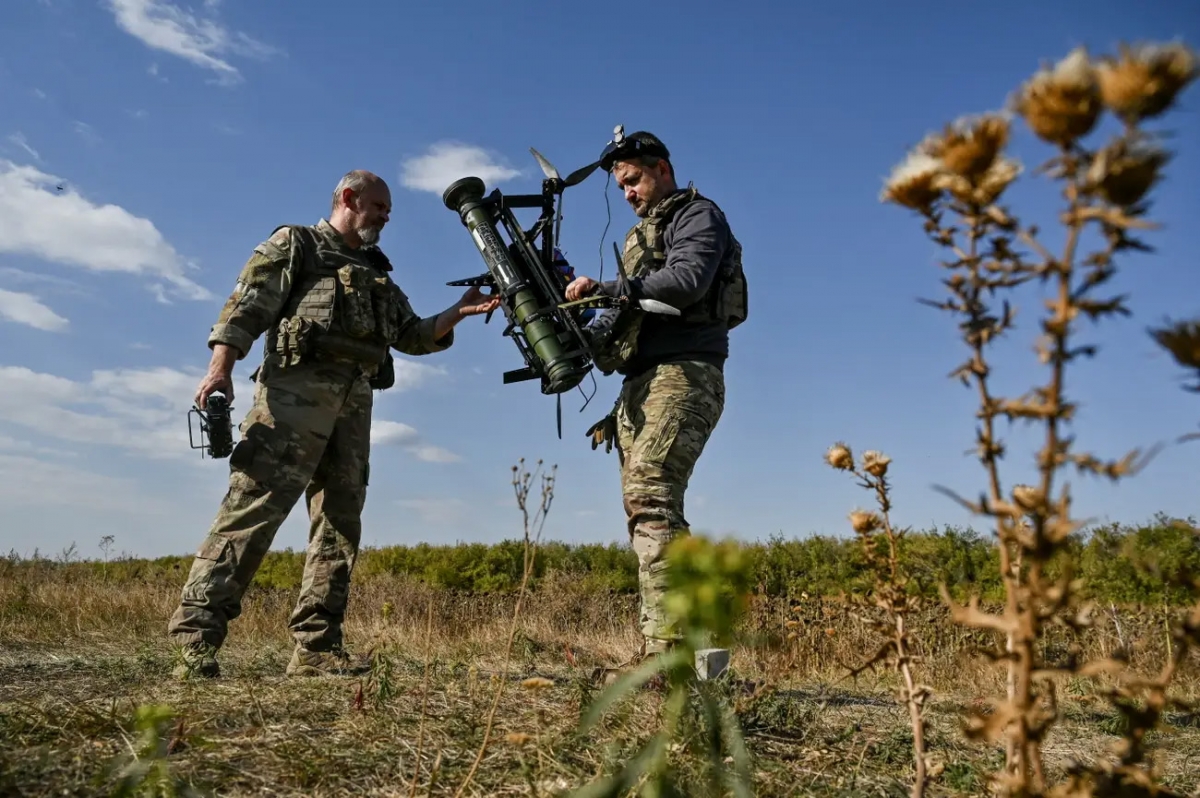 Binh sĩ Ukraine thuộc đơn vị UAV "Bulava" chuẩn bị súng phóng lựu gắn trên máy bay không người lái trong một đợt thử nghiệm hồi tháng 10/2024. Ảnh: Reuters