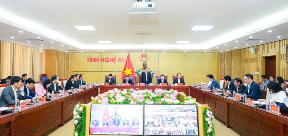 UBND tỉnh Nghệ An họp phiên thường kỳ.