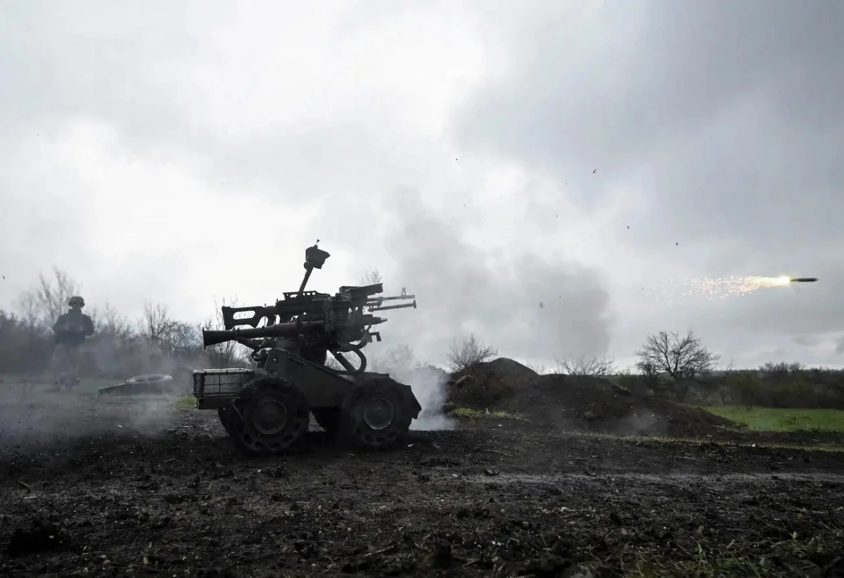 Ukraine đang sử dụng robot mặt đất cho nhiều mục đích, bao gồm khai hỏa súng phóng lựu RPG-7. Ảnh: Reuters