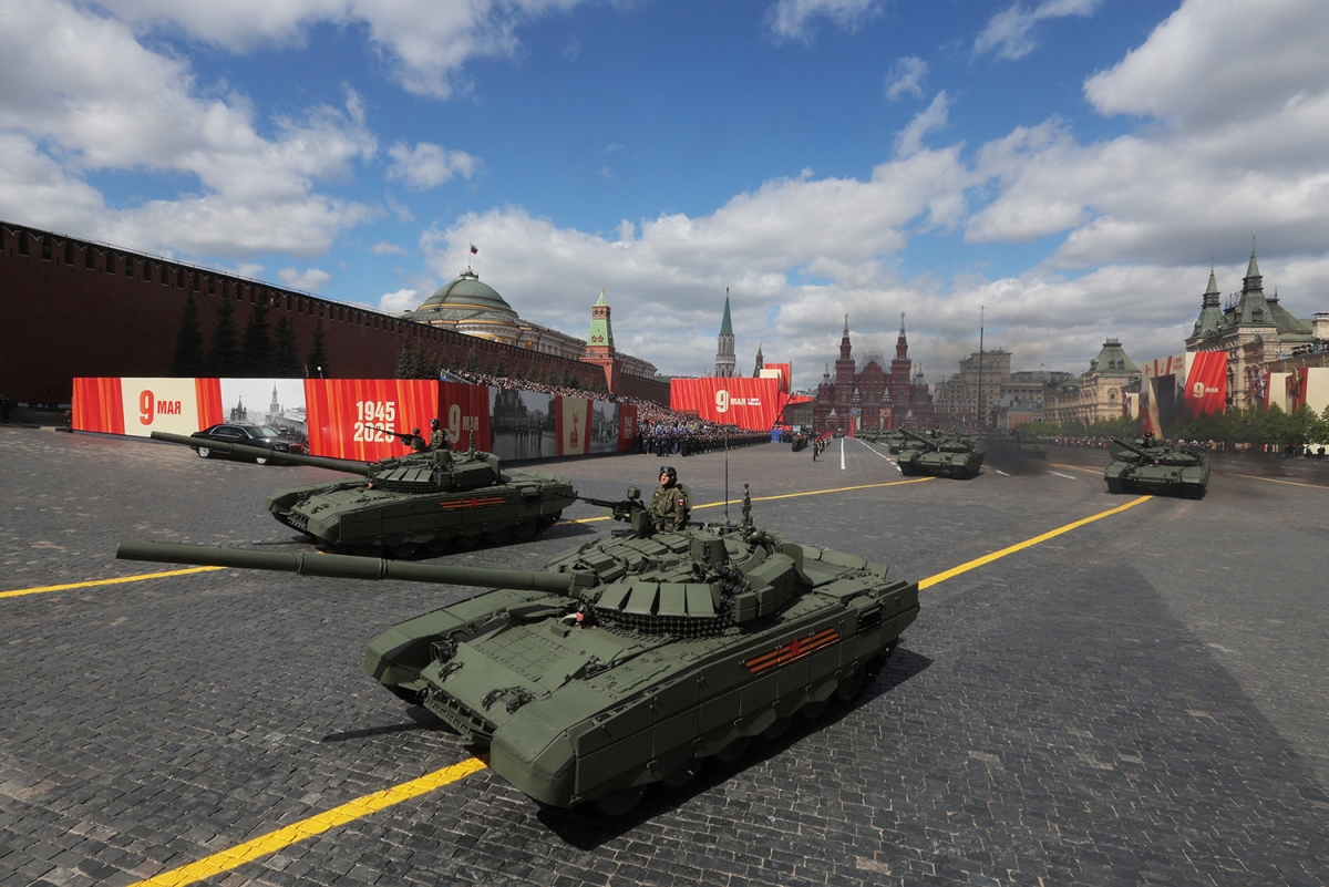Xe tăng chiến đấu chủ lực T-72B3M di chuyển trên Quảng trường Đỏ ở trung tâm Moscow, Nga ngày 9/5/2025. T-72B3M là phiên bản hiện đại hóa sâu của xe tăng chiến đấu chủ lực T-72 do Nga phát triển và đưa vào sử dụng từ năm 2016. Xe được trang bị pháo nòng trơn 125mm 2A46M-5, có khả năng bắn tên lửa chống tăng qua nòng, cùng hệ thống kính ngắm Sosna-U hiện đại tích hợp camera nhiệt, cho phép tác chiến hiệu quả cả ngày lẫn đêm. T-72B3M sử dụng động cơ diesel V-92S2F công suất 1.130 mã lực, đạt tốc độ tối đa khoảng 70 km/h. Với chi phí sản xuất thấp hơn các dòng xe tăng phương Tây, khả năng cơ động cao và dễ vận hành trong điều kiện khắc nghiệt, T-72B3M là một lựa chọn phù hợp cho lục quân Nga trong nhiều chiến dịch, bao gồm cả ở Syria và Ukraine.
