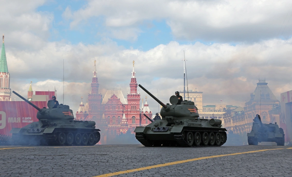 Hình ảnh xe tăng T-34 và pháo tự hành chống tăng SU-100 trong lễ duyệt binh. T-34 là xe tăng chiến đấu chủ lực nổi tiếng của Liên Xô trong Thế chiến II, được đưa vào sử dụng từ năm 1940. Đây là một trong những mẫu xe tăng có ảnh hưởng lớn nhất trong lịch sử quân sự hiện đại. Thiết kế đơn giản, dễ sản xuất và bảo trì giúp Liên Xô chế tạo hàng chục nghìn chiếc trong thời gian ngắn. T-34 đóng vai trò quyết định trong các chiến thắng then chốt như trận Stalingrad và Kursk, là biểu tượng cho sức mạnh thiết giáp Liên Xô. Trong khi đó, SU-100 là pháo tự hành chống tăng của Liên Xô, được phát triển và đưa vào sử dụng vào cuối Thế chiến II, có khả năng tiêu diệt các xe tăng hạng nặng của Đức như Panther và Tiger II ở khoảng cách xa.