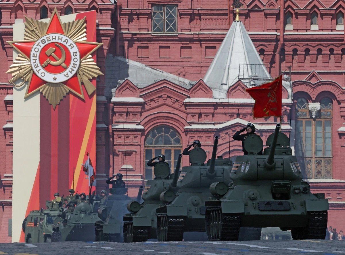 Các xe bọc thép của Nga, bao gồm xe tăng T-34 thời Liên Xô, di chuyển trong cuộc duyệt binh Ngày Chiến thắng.