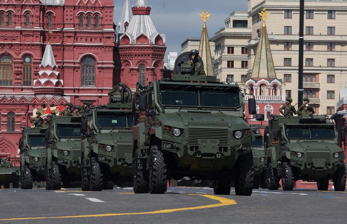 Tổ hợp tên lửa phòng không S-400 của Nga di chuyển trong cuộc duyệt binh. Đây là hệ thống tên lửa phòng không tầm xa tiên tiến do Nga phát triển, chính thức đưa vào biên chế từ năm 2007. S-400 là phiên bản nâng cấp toàn diện của hệ thống S-300, được thiết kế để tiêu diệt máy bay, tên lửa hành trình, tên lửa đạn đạo và thậm chí cả mục tiêu siêu thanh ở nhiều độ cao và khoảng cách khác nhau.