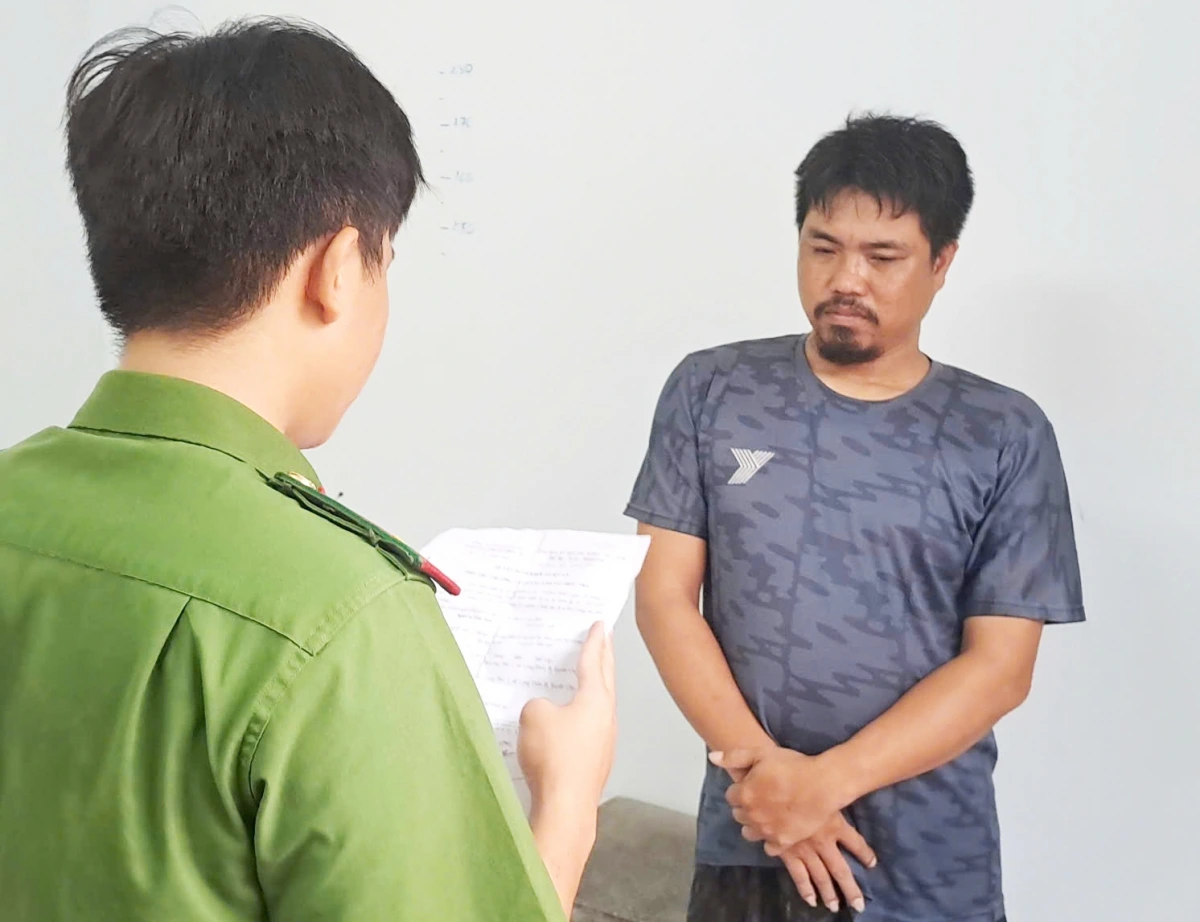 Bị can Nguyễn Văn Sơn nghe tống đạt các Quyết định