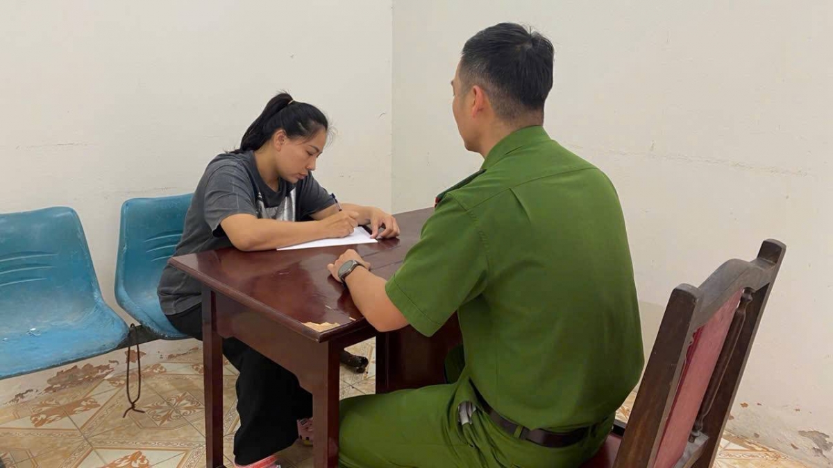 Đối tượng Hoàng Thị Thu Hiền tại cơ quan điều tra. (Ảnh: Công an tỉnh Quảng Ninh)