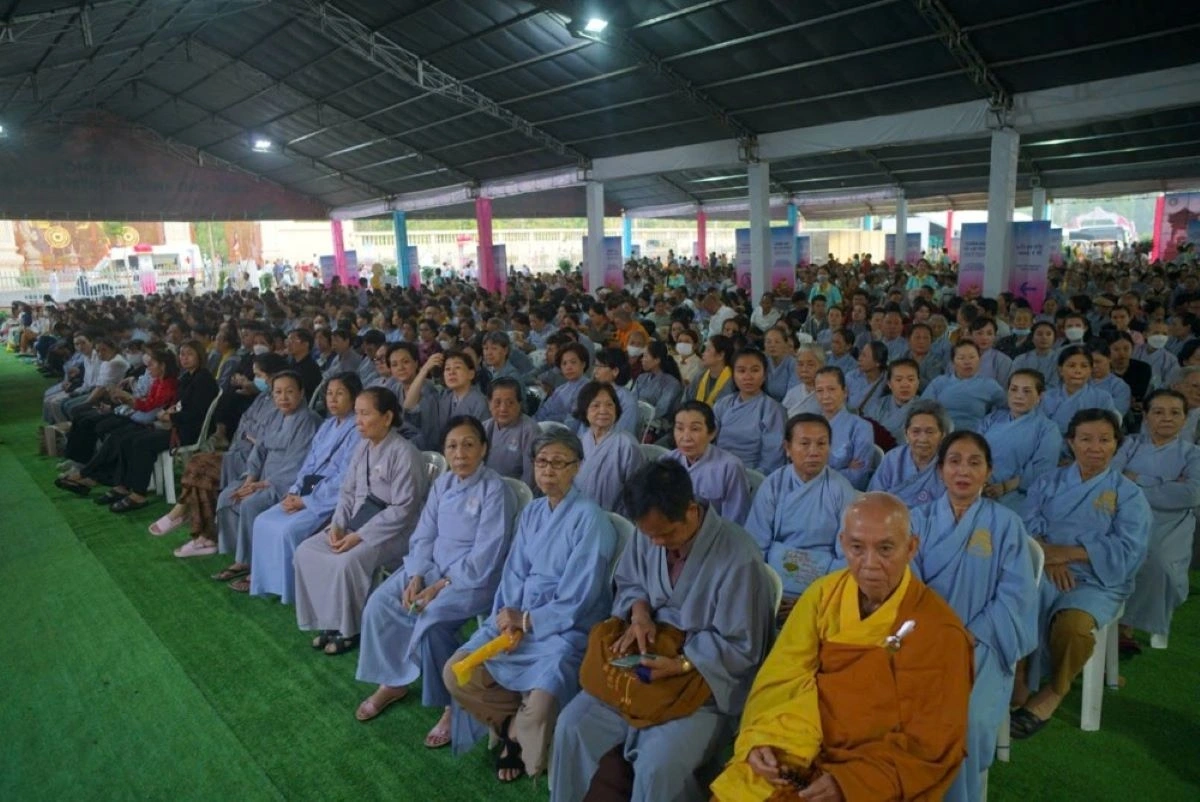 Đông đảo Phật tử chờ chiêm bái Xá lợi Phật tại Học viện Phật giáo Việt Nam cơ sở Lê Minh Xuân