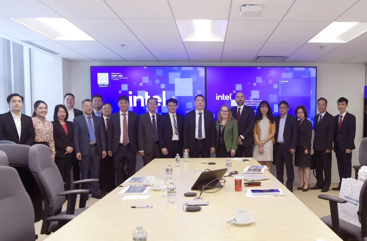 Đoàn công tác bộ Tài chính và lãnh đạo Intel