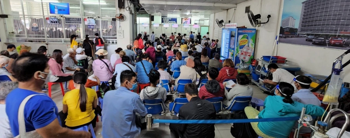 Bệnh nhân chờ khám bệnh tại cơ sở y tế
