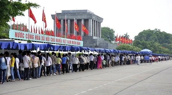 Từ ngày 2/8/2025, Bộ Tư lệnh Lăng Chủ tịch Hồ Chí Minh tiếp tục tổ chức lễ viếng Chủ tịch Hồ Chí Minh theo kế hoạch thường xuyên