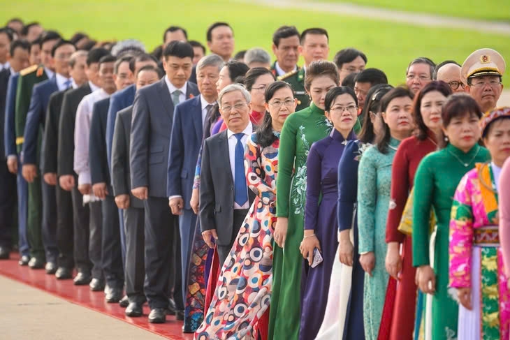 Các đại biểu Quốc hội vào lăng viếng Chủ tịch Hồ Chí Minh