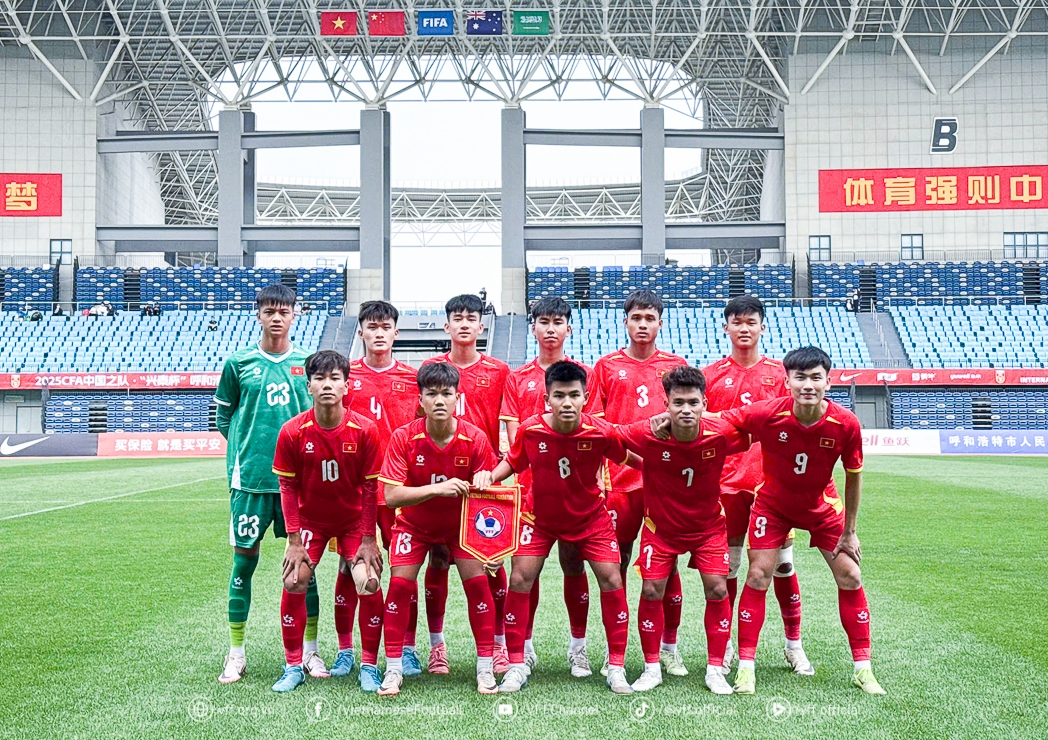 Vietnamese players in their opening match of the CFA International Youth Football Tournament (Photo: VFF)