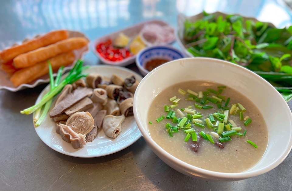 Pork offal porridge (Cháo lòng) ranks 17th among the world's Top 100 porridges. (Photo: TasteAtlas)