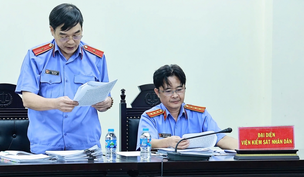 Đại diện Viện kiểm sát đọc cáo trạng truy tố các bị cáo