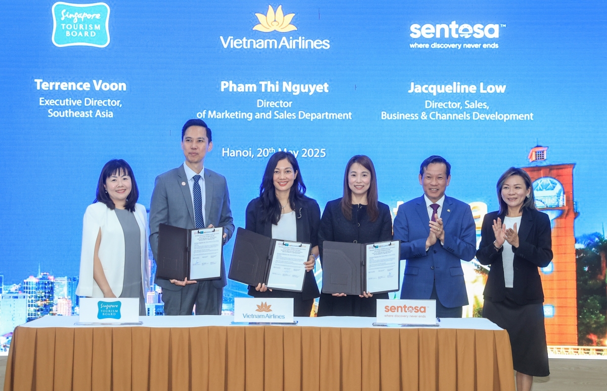 Đại diện Vietnam Airlines, Tổng cục Du lịch Singapore và Tập đoàn Sentosa Development Corporation ký kết Biên bản ghi nhớ hợp tác chiến lược nhằm thúc đẩy du lịch và mở rộng kết nối Việt Nam - Singapore.