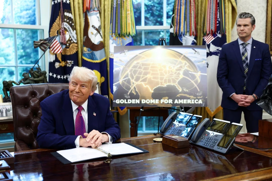 Tổng thống Mỹ Donald Trump công bố kế hoạch lá chắn phòng thủ tên lửa Vòm Vàng bên cạnh Bộ trưởng Quốc phòng Pete Hegseth, tại Phòng Bầu Dục, ngày 20/5/2025. Ảnh: Reuters