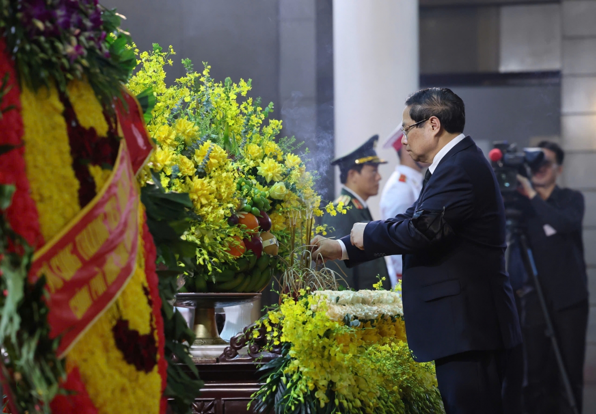 Đoàn Chính phủ nước Cộng hòa xã hội chủ nghĩa Việt Nam do đồng chí Phạm Minh Chính, Ủy viên Bộ Chính trị, Thủ tướng Chính phủ nước Cộng hòa xã hội chủ nghĩa Việt Nam, làm Trưởng đoàn vào viếng đồng chí Trần Đức Lương, nguyên Chủ tịch nước. Ảnh: Quang Trung