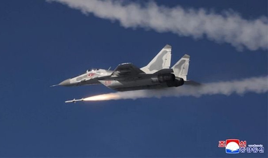 Hình ảnh tên lửa không đối không được phóng từ tiêm kích phản lực Mig-29 của Triều Tiên. Ảnh: KCNA.