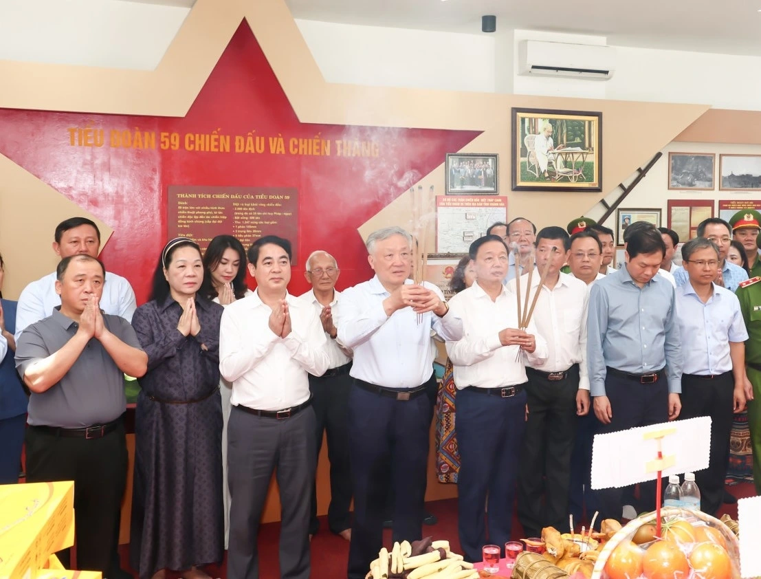 Phó Thủ tướng Thường trực Nguyễn Hòa Bình (thứ 4 từ trái sang), Phó Thủ tướng Trần Hồng Hà (thứ 5 từ trái sang) cùng các đại biểu dâng hương tưởng niệm các liệt sĩ