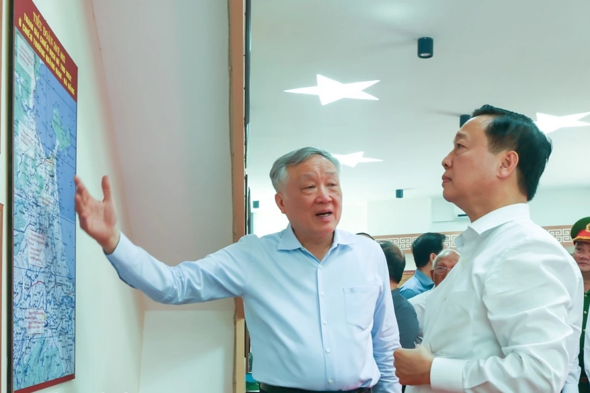Phó Thủ tướng Thường trực Nguyễn Hòa Bình trao đổi với Phó Thủ tướng Trần Hồng Hà về tư liệu, kỷ vật liên quan đến Tiểu đoàn 59