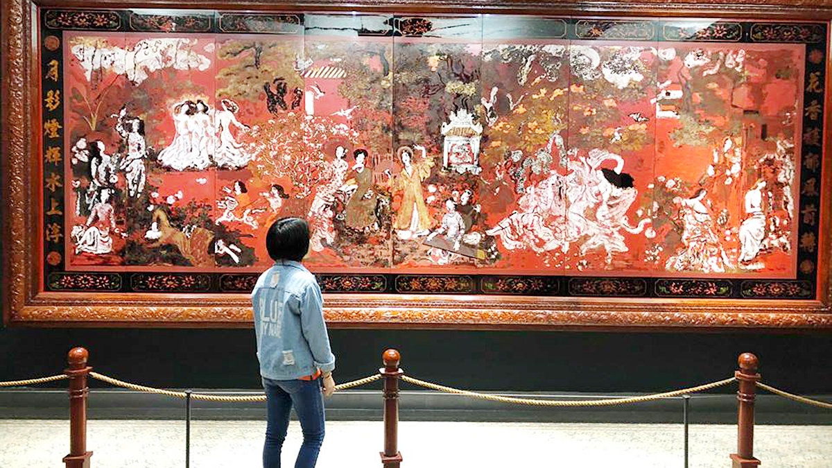 Bức tranh sơn mài “Vườn xuân Trung Nam Bắc” của họa sĩ Nguyễn Gia Trí, hiện trưng bày tại Bảo tàng Mỹ thuật TP.HCM.