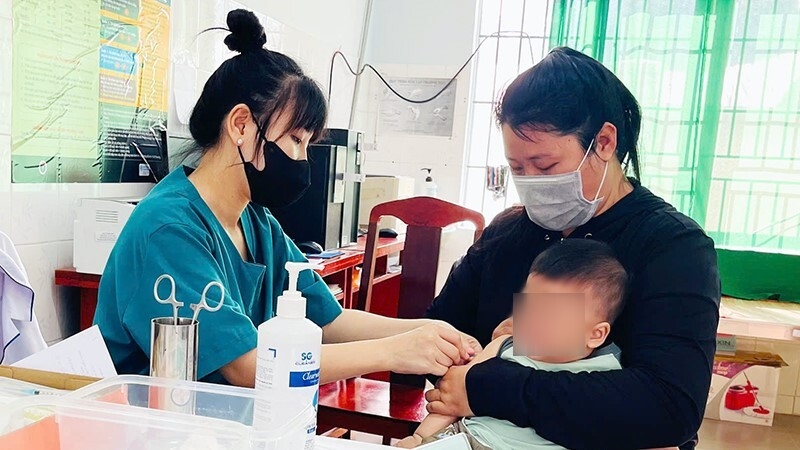 Tiêm vaccine sởi cho trẻ tại huyện Định Quán (Ảnh: CDC Đồng Nai)